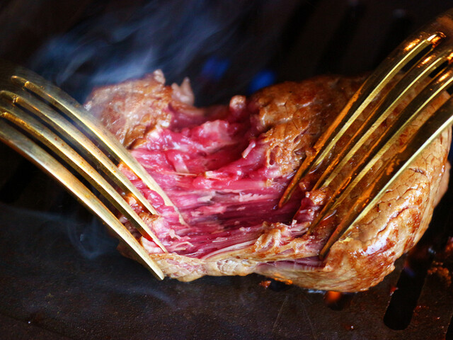 焼肉 にくだらけで料理を提供する様子
